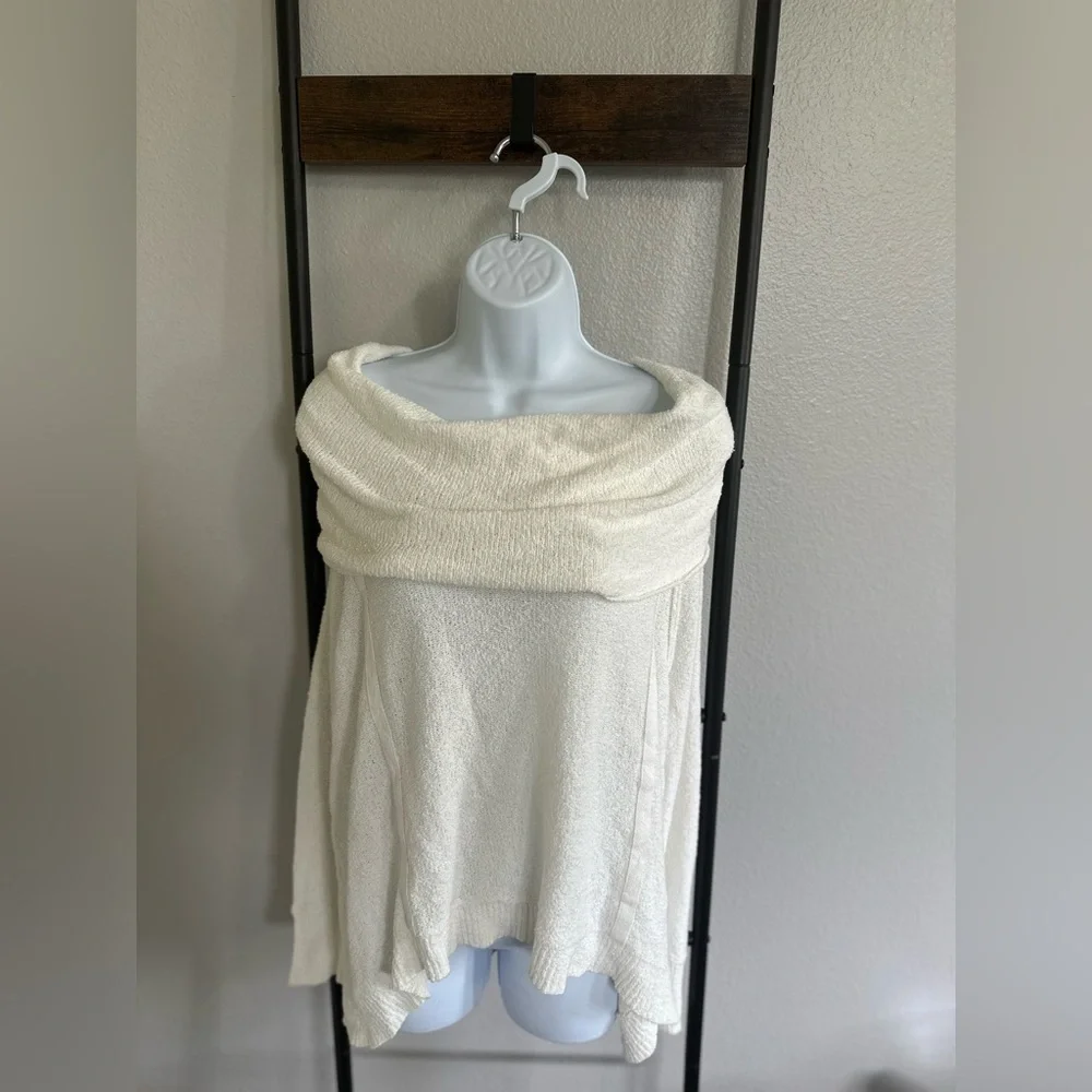 Free People Ivory Cream Off-the-Shoulder Relaxed Sweater. Size: Large.
